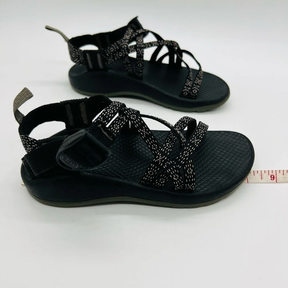 CHACO GIRLS BLACK AND WHITE STRAPPY SANDALS SIZE 1